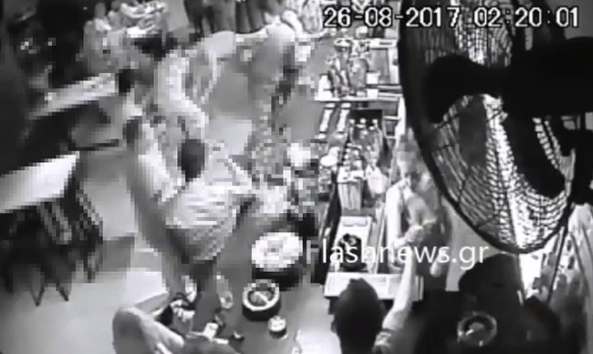 Χανιά: Η πλάκα ξεπέρασε τα όρια – Αναίσθητος έπεσε τουρίστας σε μπαρ (βίντεο)